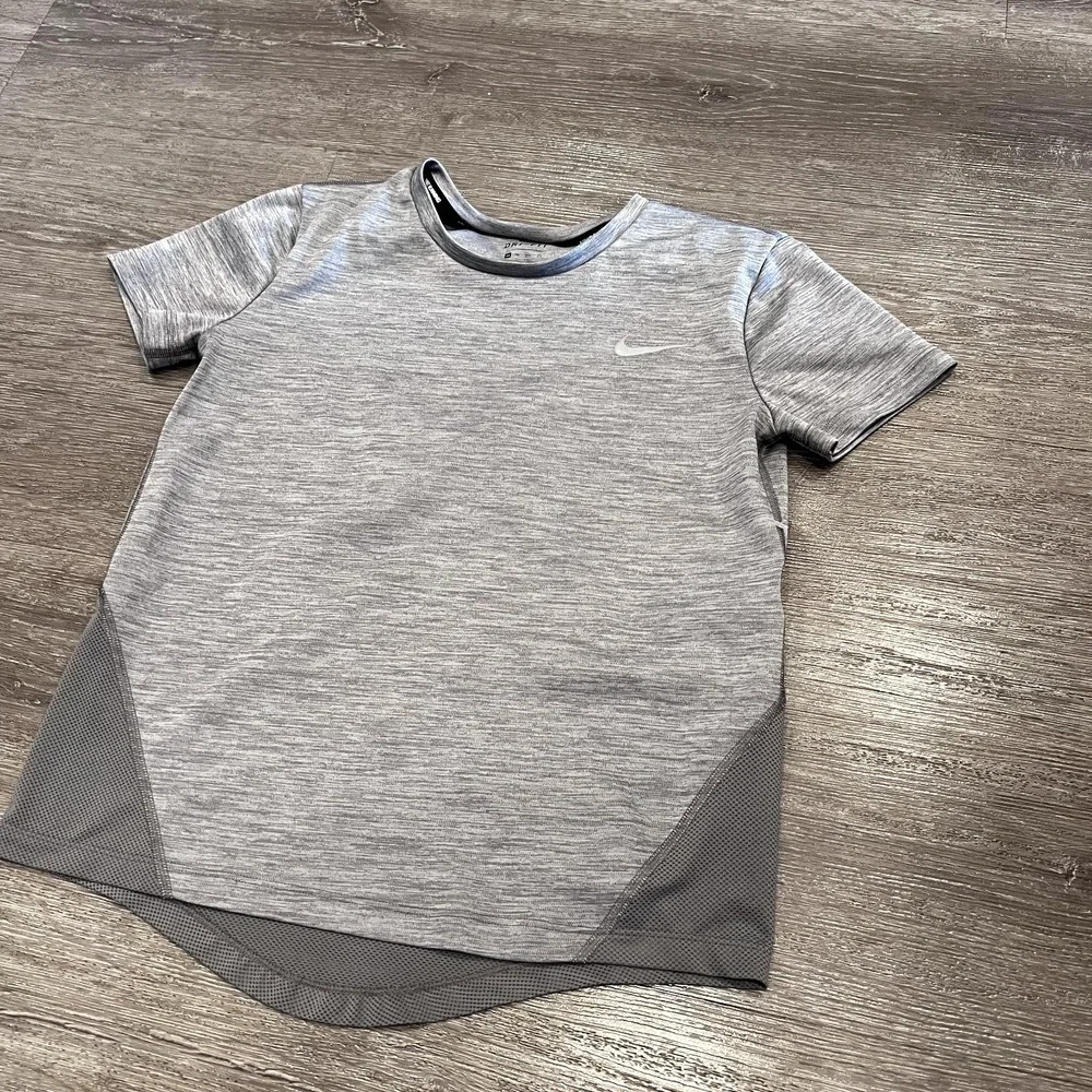 Nike Running Shirt Womens XS Gray Dri-FIT Mesh Performance Activewear Sporty Gym